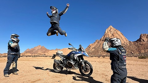El equipo masculino italiano durante su desafío fotográfico. Un piloto salta desde su R 1300 GS.