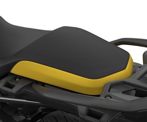 Asiento en negro y amarillo