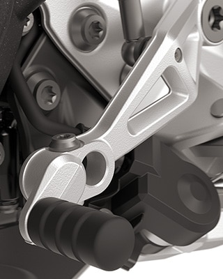 El pedal del cambio y maneta del freno ajustable forma parte del equipamiento de serie de la F 900 GS de BMW Motorrad