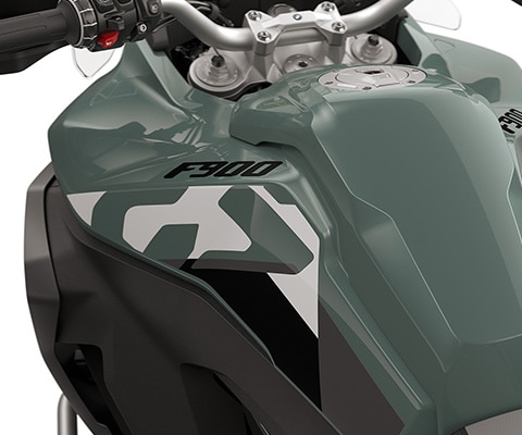 Los paneles protectores laterales de la F 900 GS Adventure de BMW Motorrad con amplio depósito de 23 l