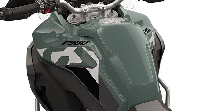 Los paneles protectores laterales de la F 900 GS Adventure de BMW Motorrad con amplio depósito de 23 l