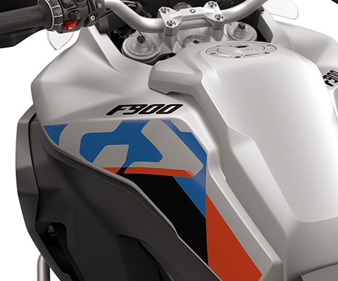 Los paneles protectores laterales de la F 900 GS Adventure de BMW Motorrad con amplio depósito de 23 l