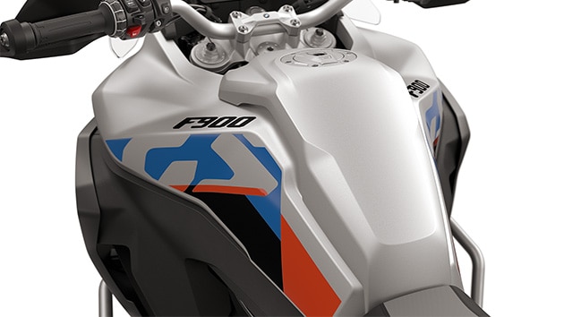 Los paneles protectores laterales de la F 900 GS Adventure de BMW Motorrad con amplio depósito de 23 l