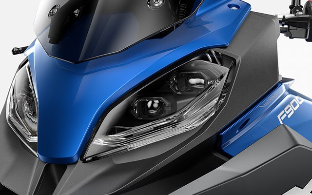 Aquí se ven los faros de la F 900 XR.
