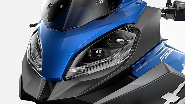 Aquí se ven los faros de la F 900 XR.