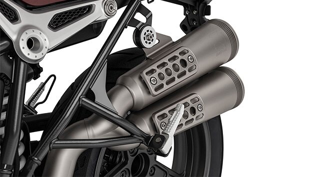 Aquí se ve el sistema de escape elevado de la R nineT Scrambler.