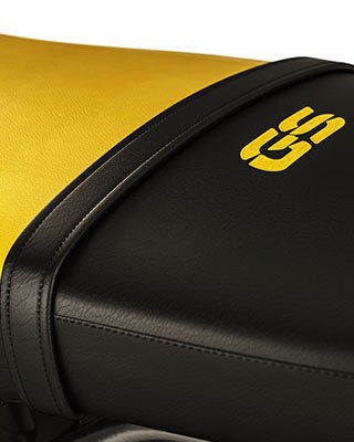 Aquí se ve el asiento negro y amarillo de la R nineT Urban G/S.