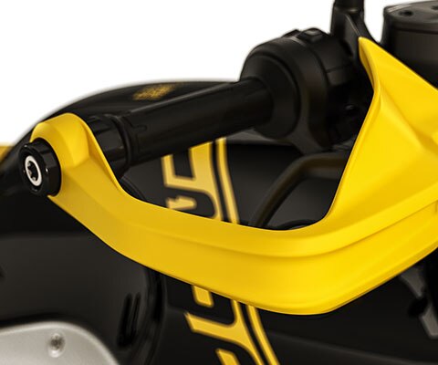 Aquí se ve el guardamanos amarillo de la R nineT Urban G/S.