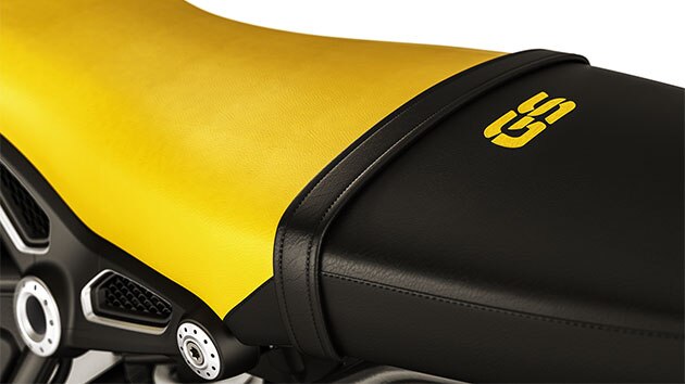 Aquí se ve el asiento negro y amarillo de la R nineT Urban G/S.