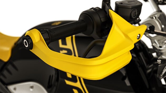 Aquí se ve el guardamanos amarillo de la R nineT Urban G/S.