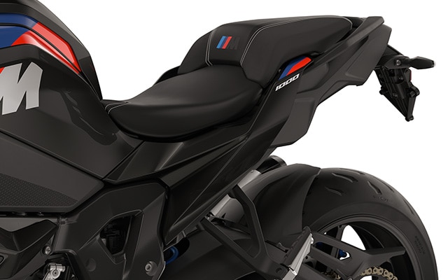 La esbelta parte trasera y las piezas fresadas de la M 1000 XR de BMW Motorrad
