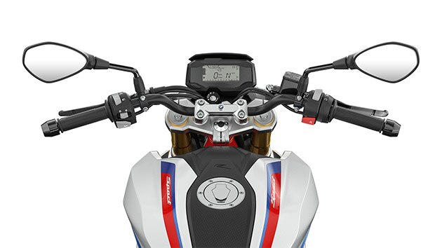 Aquí se ven el manillar y los elemento de mando de la G 310 R.