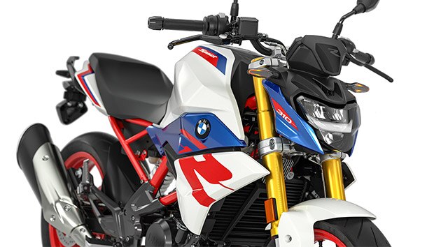 Aquí se ven los intermitentes y el faro LED de serie de la G 310 R.
