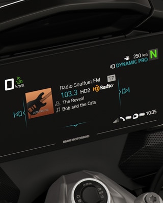 Enfoque en la pantalla TFT y el motor Boxer de la K 1600 Grand America.
