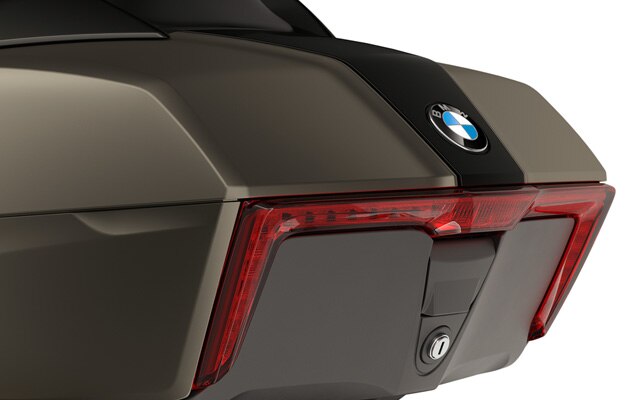 Enfoque en la Topcase con luz trasera LED de la K 1600 Grand America.