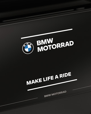 Enfoque en la pantalla a color con la pantalla de inicio de BMW Motorrad.