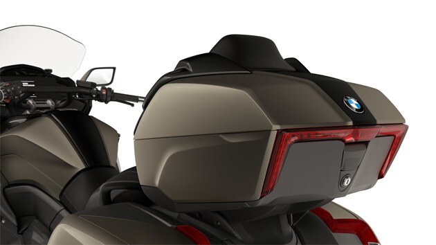 Enfoque en la Topcase con luz trasera LED de la K 1600 Grand America.