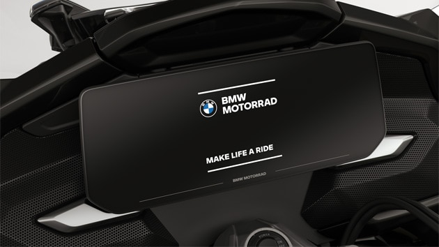 Enfoque en la pantalla a color con la pantalla de inicio de BMW Motorrad.