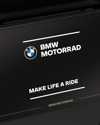 Enfoque en la pantalla a color con la pantalla de inicio de BMW Motorrad.