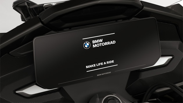 Enfoque en la pantalla a color con la pantalla de inicio de BMW Motorrad.