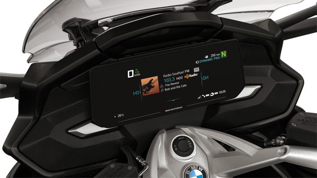 Enfoque en la pantalla TFT y en el motor Boxer de la K 1600 GT.