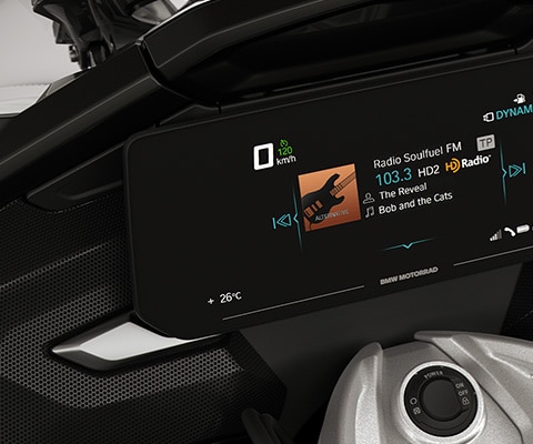 Enfoque en la pantalla TFT y los altavoces de la K 1600 GTL.
