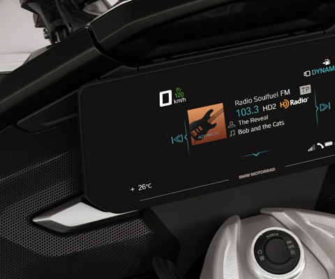 Enfoque en la pantalla TFT y los altavoces de la K 1600 GTL.