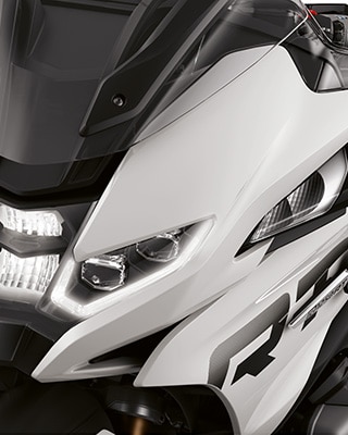 Aquí se ve la nueva parte frontal con faros LED de la R 1250 RT.