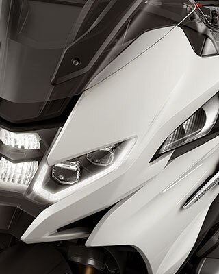Aquí se ve la nueva parte frontal con faros LED de la R 1250 RT.