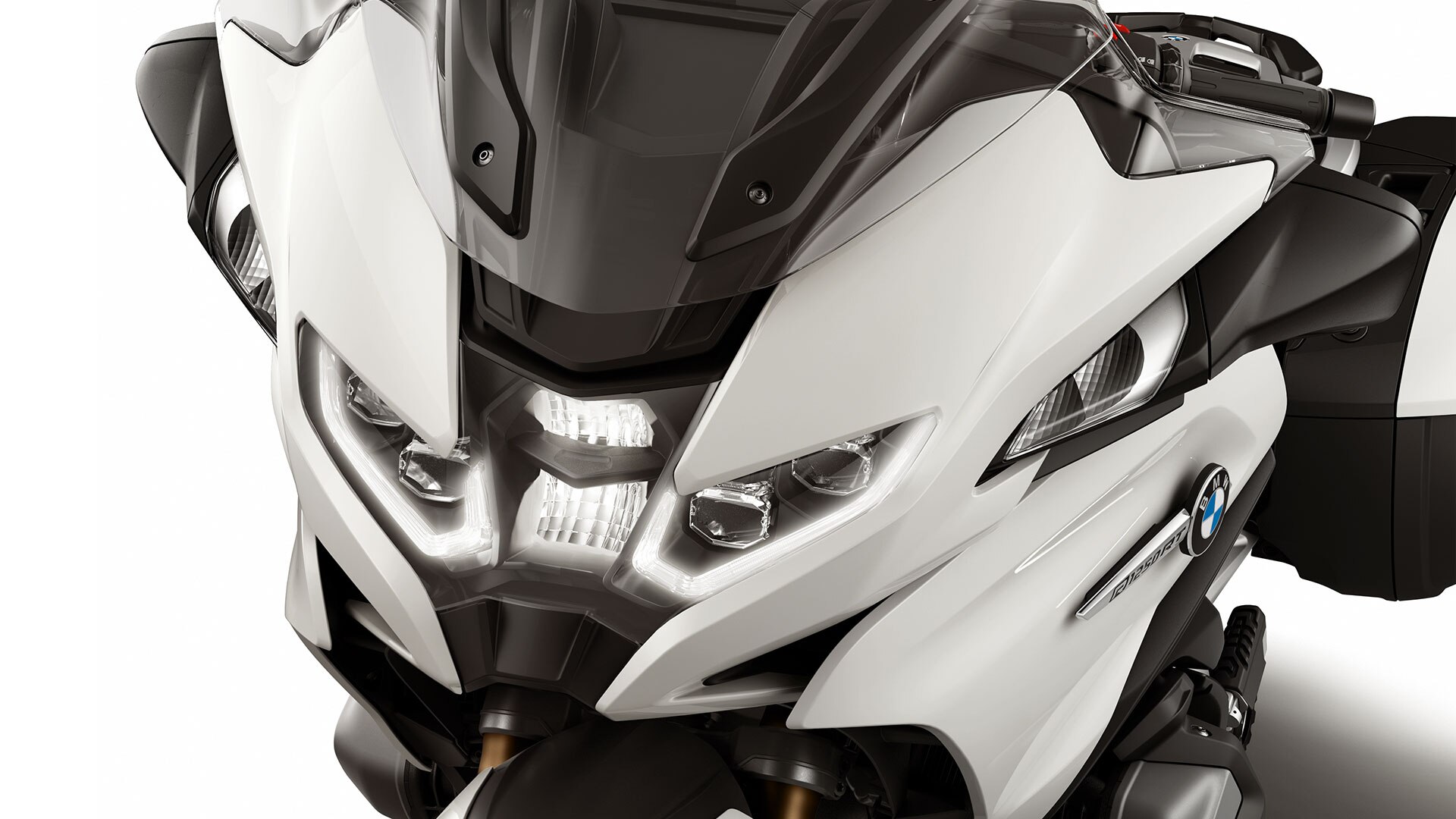 Aquí se ve la nueva parte frontal con faros LED de la R 1250 RT.