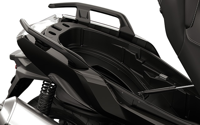 El amplio espacio de almacenamiento del C 400 GT de BMW Motorrad