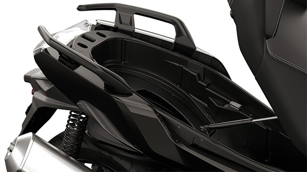 El amplio espacio de almacenamiento del C 400 GT de BMW Motorrad