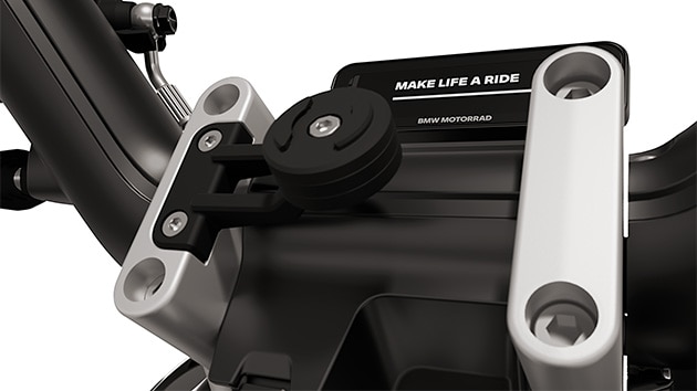 El soporte para smartphone de diseño superintegrado de la e-parkourer CE 02 de BMW Motorrad