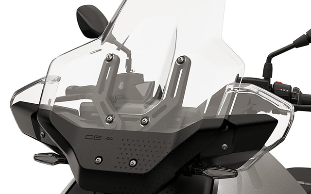Parabrisas alto con protección de manos integrada del CE 04 de BMW Motorrad