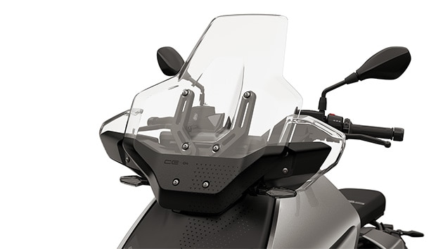 Parabrisas alto con protección de manos integrada del CE 04 de BMW Motorrad